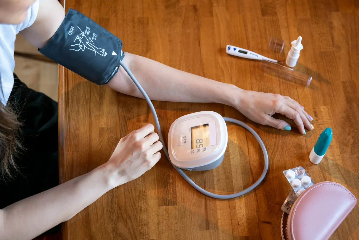 kobieta mierzy ciśnienie